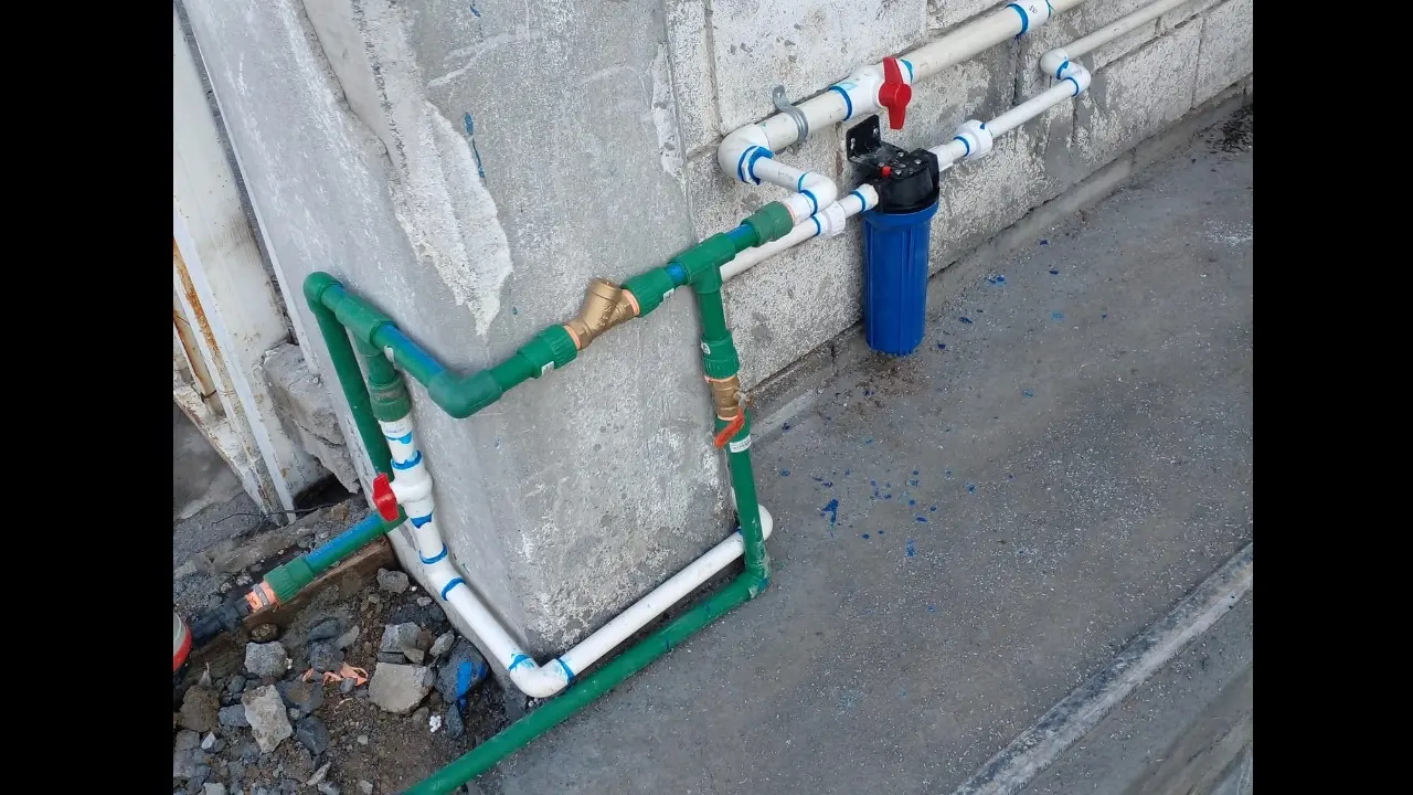 Técnico plomero trabajando en Fugas de Agua oculta 